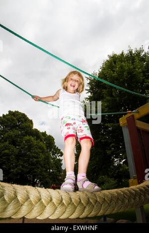 Mädchen auf einem Seil balancieren Stockfoto