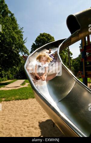 Mädchen auf einer Folie Stockfoto