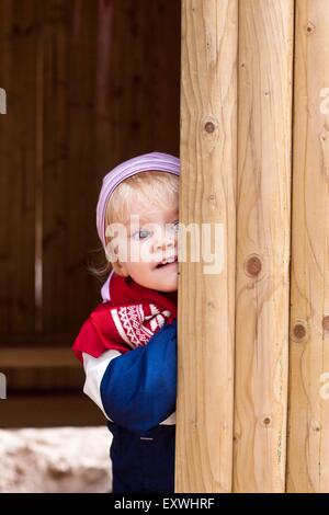 Mädchen verstecken und suchen Stockfoto