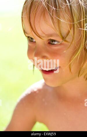 Mädchen mit nassen Haaren Stockfoto