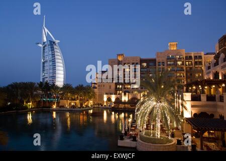 Burj al Arab und Medinat Jumeirah Hotel, Dubai Stockfoto