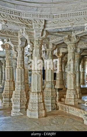 Jain-Tempel hergestellt aus weißem Marmor, Ranakpur, Rajasthan, Indien Stockfoto