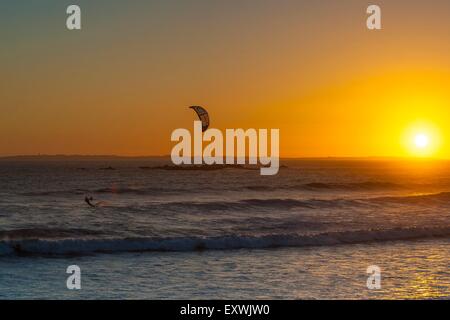 Kitesurfer in Bloubergstrand bei Sonnenuntergang, Cape Town, Südafrika Stockfoto