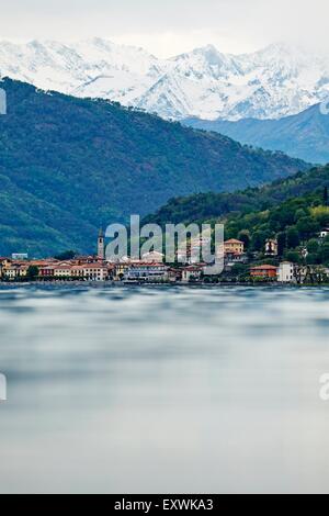 Dorf Mergozzo mit See und Bergen des Wallis, Piemont, Italien Stockfoto