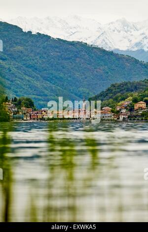 Dorf Mergozzo mit See und Bergen des Wallis, Piemont, Italien Stockfoto