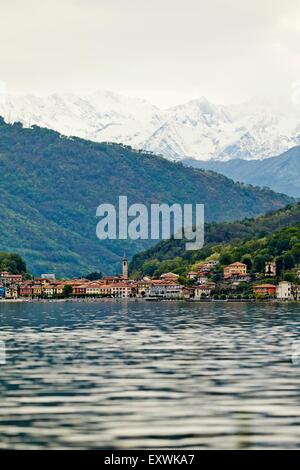 Dorf Mergozzo mit See und Bergen des Wallis, Piemont, Italien Stockfoto