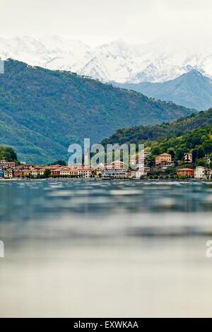 Dorf Mergozzo mit See und Bergen des Wallis, Piemont, Italien Stockfoto