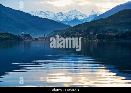 Dorf Mergozzo mit See und Bergen des Wallis, Piemont, Italien Stockfoto