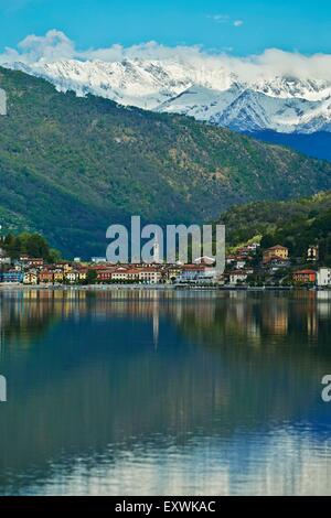 Dorf Mergozzo mit See und Bergen des Wallis, Piemont, Italien Stockfoto