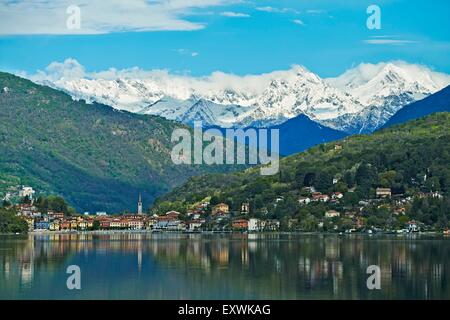 Dorf Mergozzo mit See und Bergen des Wallis, Piemont, Italien Stockfoto