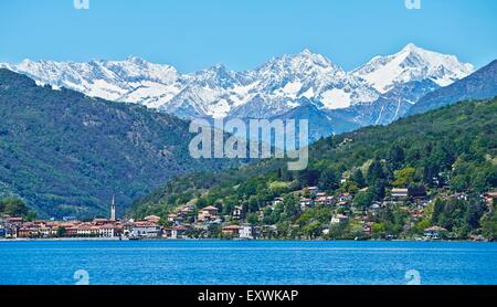 Dorf Mergozzo mit See und Bergen des Wallis, Piemont, Italien Stockfoto