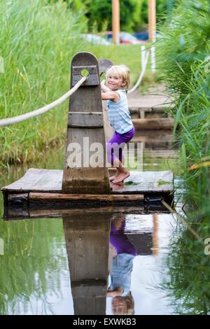 Mädchen auf einem Float, Kiel, Deutschland Stockfoto