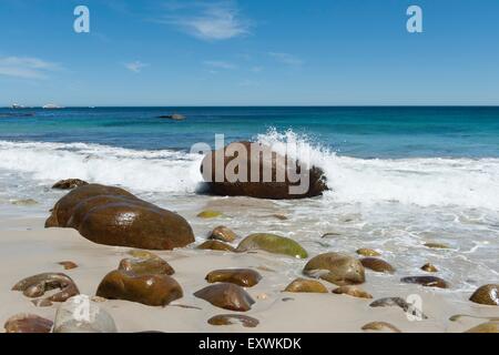 Strand mit Felsen glatt poliert, am Meer, Victoria Road südlich von Kapstadt, Südafrika Stockfoto