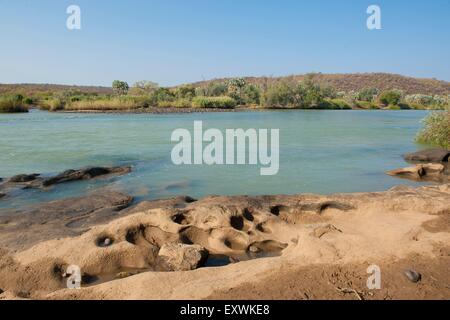 Kunene Fluss in Namibia, Grenze Fluss mit Angola Stockfoto