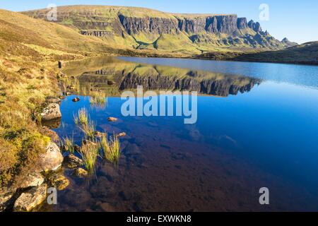 Loch Cleat und Erdöl-Na Luirginn vor Quiraing, Isle Of Skye, Schottland Stockfoto