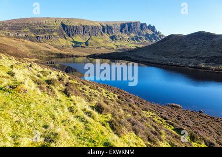 Loch Cleat und Erdöl-Na Luirginn vor Quiraing, Isle Of Skye, Schottland Stockfoto