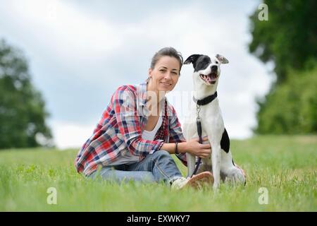 Frau mit einem Mischling Hund auf einer Wiese, Bayern, Deutschland, Europa Stockfoto