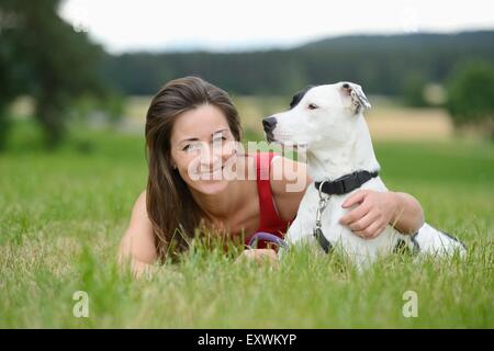 Frau mit einem Mischling Hund auf einer Wiese, Bayern, Deutschland, Europa Stockfoto