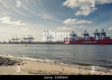 Ufer des Flusses Elbe in Övelgönne und Burchard Containerterminal, Hamburg, Deutschland Stockfoto