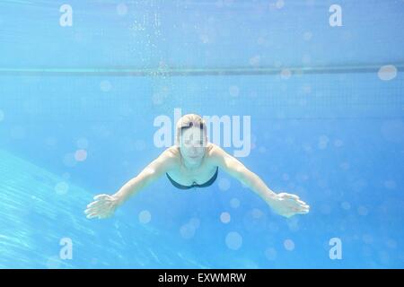Frau, Schwimmen unter Wasser im Freibad Stockfoto