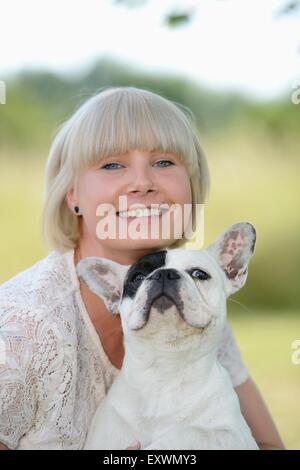 Frau mit einem sieben Monate alte französische Bulldogge Stockfoto