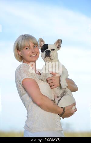 Frau mit einem sieben Monate alte französische Bulldogge Stockfoto