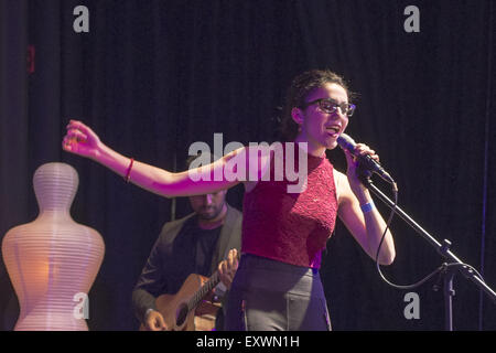 Bellmore, New York, USA. 16. Juli 2015. JACQUELINE XERRI, ein Student Filmemacher singt bei der Preisverleihung LIIFE in Bellmore Filme. Es war der 18. Long Island International Film Expo. Bildnachweis: Ann Parry/ZUMA Draht/Alamy Live-Nachrichten Stockfoto