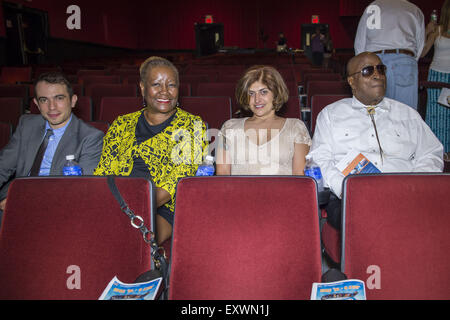 Bellmore, New York, USA. 16. Juli 2015. R-L, Schauspieler JOHN AMOS; ELISABETE DE SOUSA, Mitbegründer des Halleyschen Kometen Foundation (HCF); JOHANNA WRIGHT, Board Of Education, South Orange NY und Board HCF; und PAUL BALDESSAIRE, Herr Amos-Manager sind im Bellmore Filme Theater für die Preisverleihung LIIFE. Auf der 18. Long Island International Film Expo war Amos LIFTF Lifetime kreative Leistung Curtis ein für seine Arbeit in Filmen wie Wurzeln, und DIE HARD 2 und COMING TO AMERICA. Amos hat eine Fundraising-Partnerschaft mit HCF. Bildnachweis: Ann Parry/ZUMA Draht/Alamy Live-Nachrichten Stockfoto