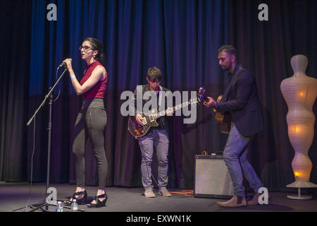 Bellmore, New York, USA. 16. Juli 2015. JACQUELINE XERRI, ein Student Filmemacher singt bei der Preisverleihung LIIFE in Bellmore Filme. Es war der 18. Long Island International Film Expo. Bildnachweis: Ann Parry/ZUMA Draht/Alamy Live-Nachrichten Stockfoto