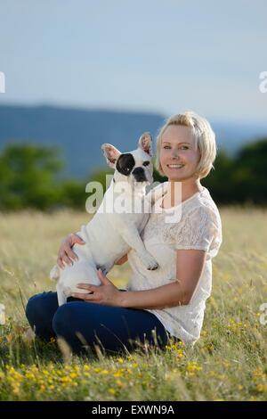 Frau mit einem sieben Monate alte französische Bulldogge Stockfoto