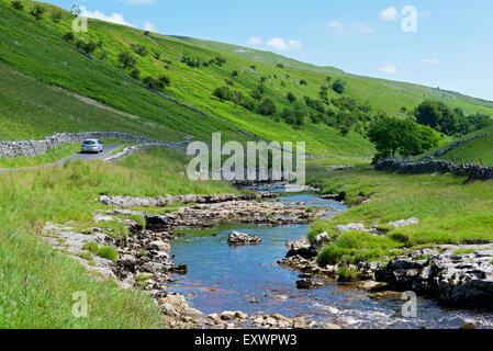 River Wharfe und Auto auf der B6160 Straße in Langstrothdale, Wharfedale, Yorkshire Dales National Park, North Yorkshire, England Stockfoto