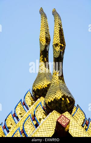 Reich verzierte Dach Grate in Wat Po, Bangkok, Thailand Stockfoto