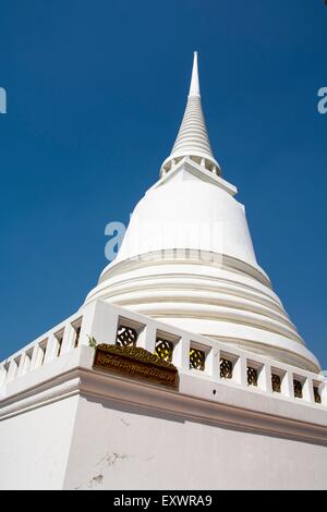 Weiße Stupaof ein buddhistischer Tempel in Ayutthaya, Thailand Stockfoto