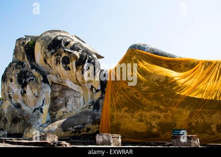 Liegende Buddha im Wat Lokayasutha, Ayutthaya, Thailand Stockfoto