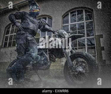 Motorradfahrer in Regen Stockfoto