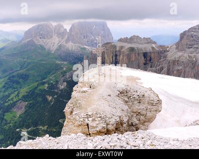 Gipfelkreuz am Sass Pordoi, Sella Gruppe, Dolomiten, Alpen, Trentino, Italien, Europa Stockfoto