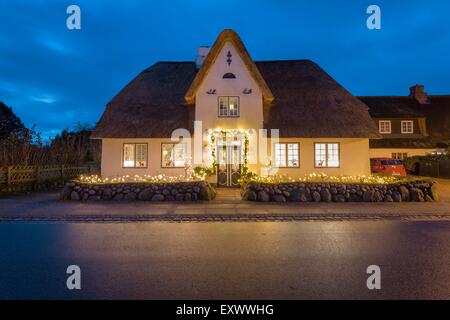 Beleuchtete Strohdach Haus, Keitum, Sylt, Schleswig-Holstein, Deutschland, Europa Stockfoto