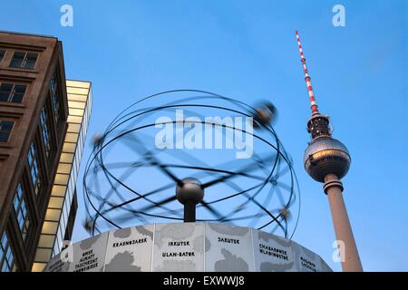 Radio-Sendemast Alex und Urania-Weltzeituhr, Alexanderplatz, Berlin, Deutschland, Europa Stockfoto