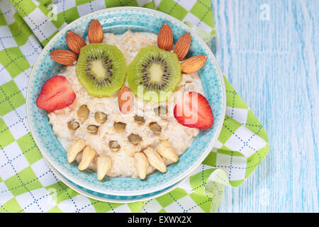 Kinder Frühstück Haferbrei mit Früchten und Nüssen Stockfoto