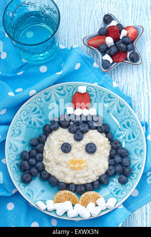 Lustige Kinder Frühstück Porridge mit frischen Beeren Stockfoto