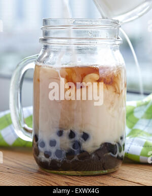 Blase Boba Tee mit Milch und Tapioka Perlen Stockfoto