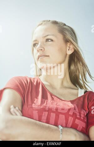Junge, blonde Frau mit roten t-shirt Stockfoto