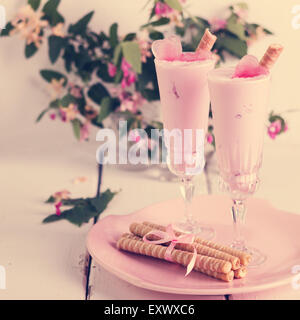 Erdbeereis mit Eis in der Form eines Herzens in Gläsern. Selektiven Fokus. Stockfoto