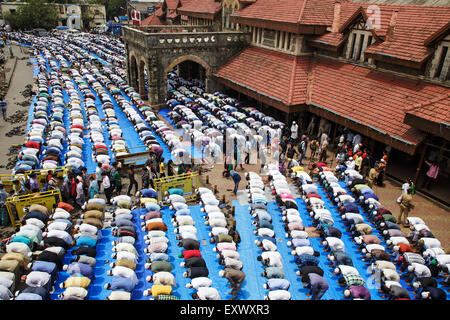 Mumbai, Indien. 17. Juli 2015. Indische Muslime führen Eid Al-Fitr Gebet (Namaz) vor Bandra Bahnhof, Mumbai, Indien. 17. Juli 2015 Kredit: Maciej Dakowicz/Alamy Live-Nachrichten Stockfoto