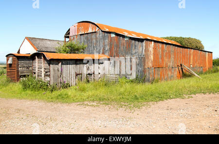 Rostige rote Scheune der Gower-Halbinsel, in der Nähe von Swansea, Südwales, UK Stockfoto