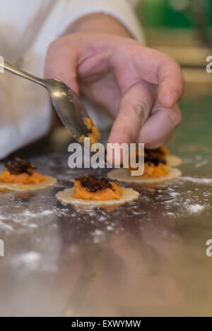 Frische Pasta, Ravioli, Pasta, Italienisch, Tagliatelle , Mehl, Ei, wie die Maschine, Kochen, Schritt-für-Schritt, Demonstration, geräuchert Stockfoto