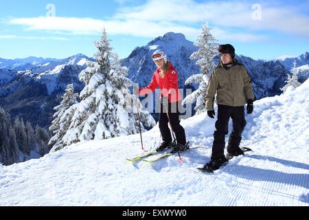 Weibliche Skifahrer und Snowboarder, Tegelberg, Ammergauer Alpen, Allgäu, Bayern, Deutschland, Europa Stockfoto