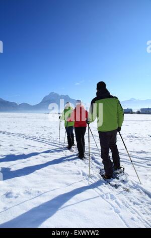 Drei Personen mit Schnee Schuhe, Tegelberg, Ammergauer Alpen, Allgäu, Bayern, Deutschland, Europa Stockfoto