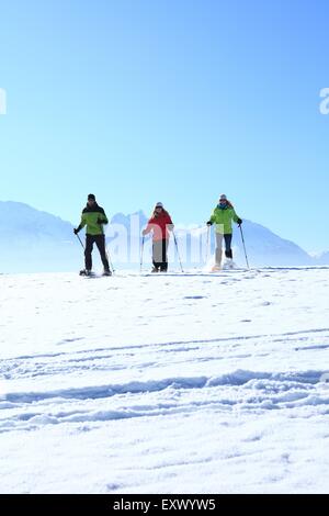 Drei Personen mit Schnee Schuhe, Tegelberg, Ammergauer Alpen, Allgäu, Bayern, Deutschland, Europa Stockfoto