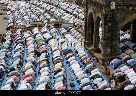 Mumbai, Indien. 17. Juli 2015. Indische Muslime führen Eid Al-Fitr Gebet (Namaz) vor Bandra Bahnhof, Mumbai, Indien. 17. Juli 2015 Kredit: Maciej Dakowicz/Alamy Live-Nachrichten Stockfoto